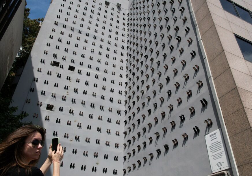 POTRESNA PORUKA 440 pari štikli na zidu zgrade za žene koje su ubili muževi (FOTO)