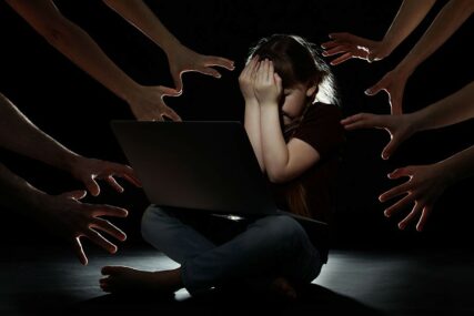 HILJADE DJECE NA METI PREDATORA Porast nasilja na internetu, i žrtve i nasilnici SVE MLAĐI