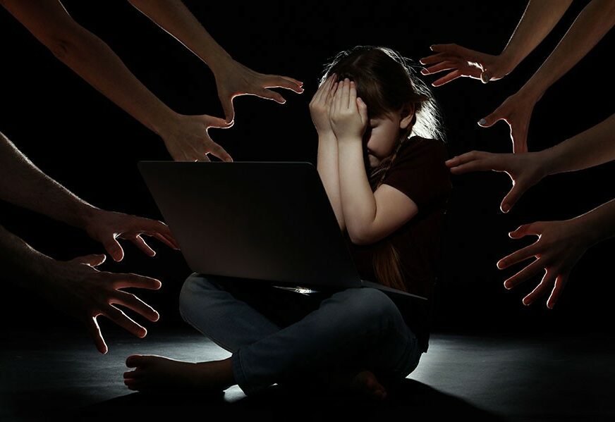 HILJADE DJECE NA METI PREDATORA Porast nasilja na internetu, i žrtve i nasilnici SVE MLAĐI