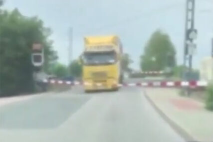 JEZIV SNIMAK Voz raznio kamion sa srpskim tablicama (VIDEO)
