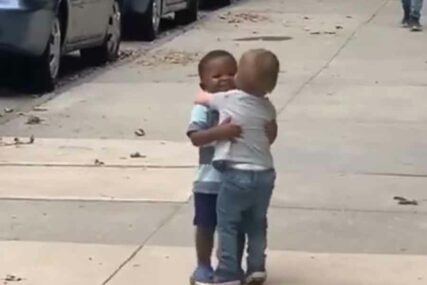 RAZNJEŽILI INTERNET Snimak dvogodišnjaka kako trče jedan drugom u zagrljaj TOPI SRCA