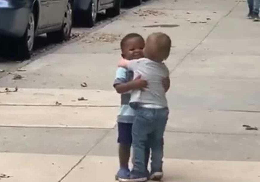 RAZNJEŽILI INTERNET Snimak dvogodišnjaka kako trče jedan drugom u zagrljaj TOPI SRCA