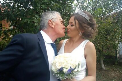 POLUDIO ZA KOMŠINICOM Još se nije RAZVEO od 53 godine mlađe supruge, a već ima novu ljubav
