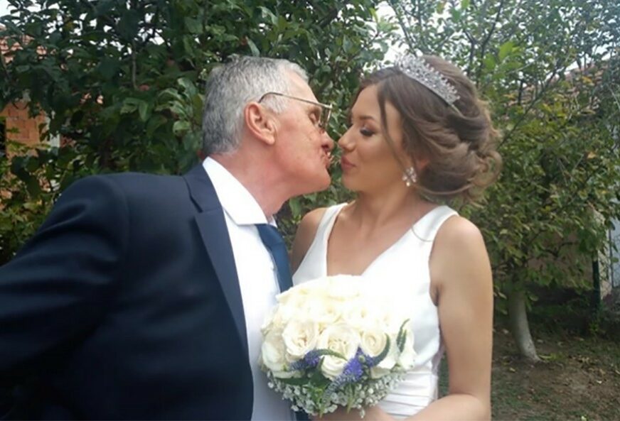 POLUDIO ZA KOMŠINICOM Još se nije RAZVEO od 53 godine mlađe supruge, a već ima novu ljubav