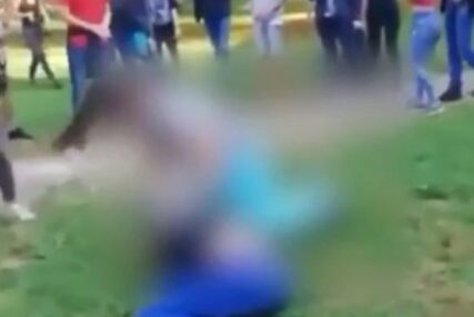 ČUPAJU I ŠUTIRAJU SLABIJU OD SEBE Isplivao novi snimak maltretiranja djevojčice (VIDEO)  