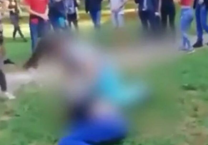 ČUPAJU I ŠUTIRAJU SLABIJU OD SEBE Isplivao novi snimak maltretiranja djevojčice (VIDEO)  