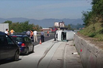 PREVRNUO SE KOMBI Saobraćajna nesreća na autoputu Zenica - Sarajevo
