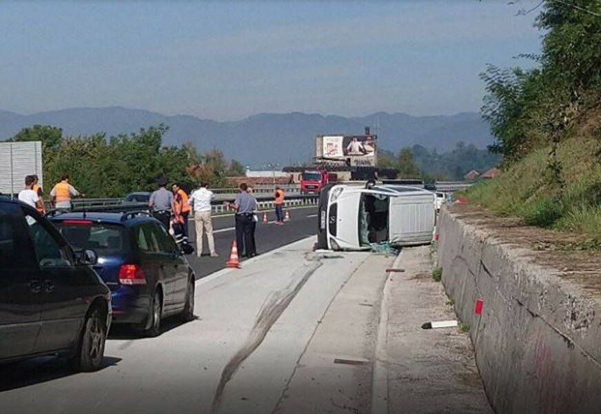 PREVRNUO SE KOMBI Saobraćajna nesreća na autoputu Zenica - Sarajevo