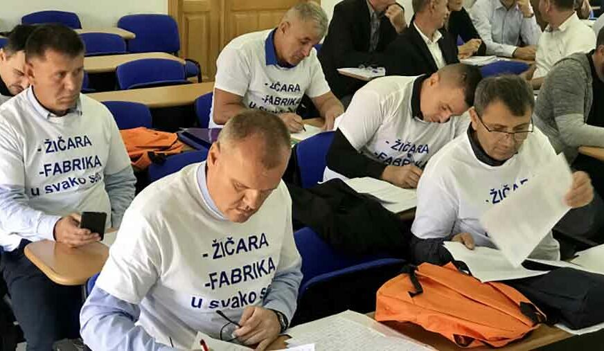 Obukli majice s OVIM PORUKAMA: Odbornici na sjednicu donijeli i RUKSAKE ZA PRVAČIĆE (FOTO)