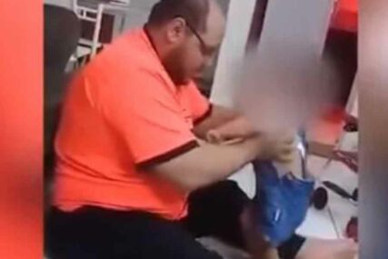 OTAC IZ PAKLA Tuče bebu jer ne može stajati, javnost ogorčena i traži SANKCIJE (VIDEO)