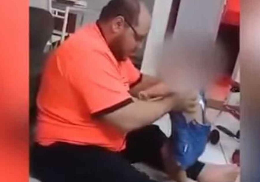 OTAC IZ PAKLA Tuče bebu jer ne može stajati, javnost ogorčena i traži SANKCIJE (VIDEO)