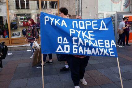 "RUKA PORED RUKE OD SARAJEVA DO BANJALUKE" Poruka na ćirilici izazvala pažnju na Paradi ponosa (FOTO)