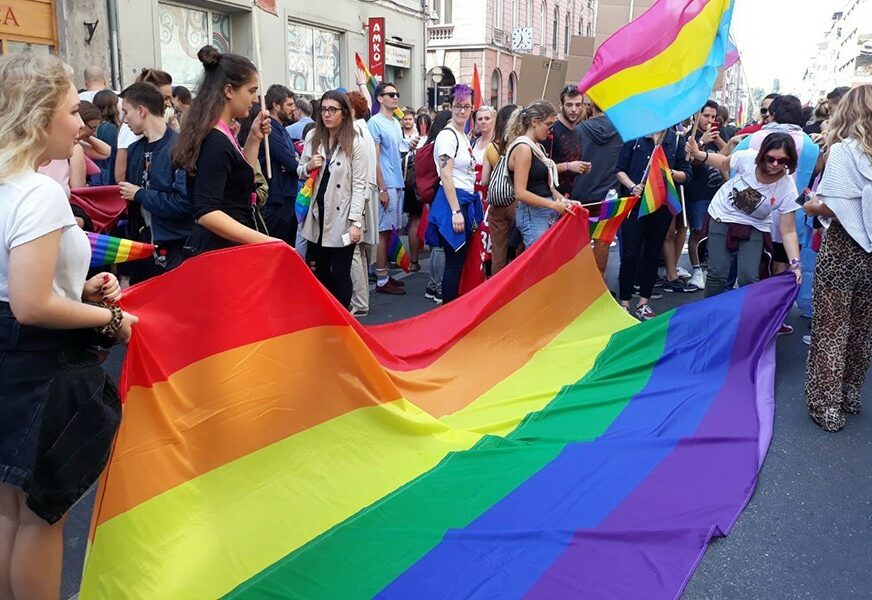 "SOLIDARNOST" Krenula prva Parada ponosa u BiH, učesnike čuva više od 1.000 policajaca