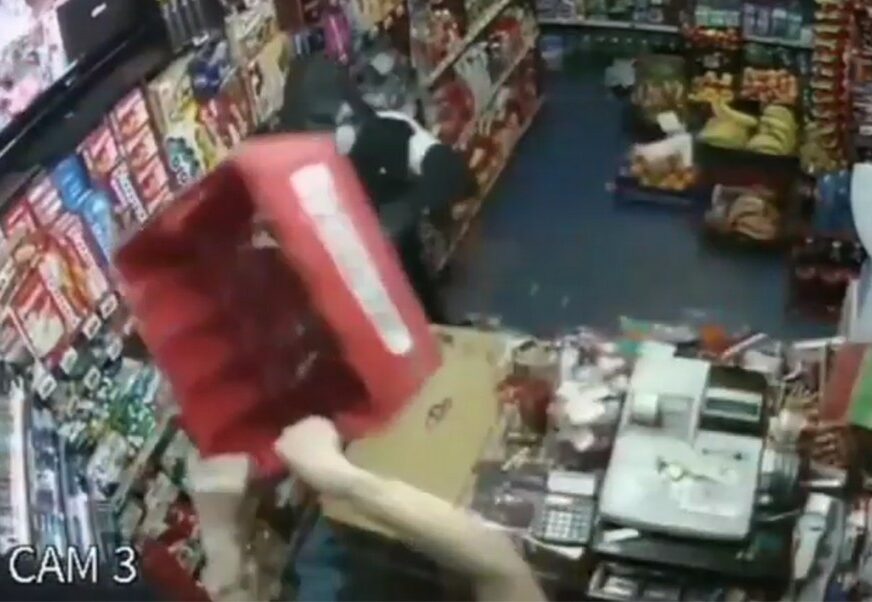 NIJE SE PREPALA Hrabra radnica izudarala pljačkaša i otjerala ga iz prodavnice (VIDEO)