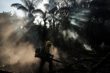 MAZANJE OČIJU Dok požari bjesne u Amazoniji, predsjednik Brazila pokušava da ubijedi svijet u suprotno (FOTO)