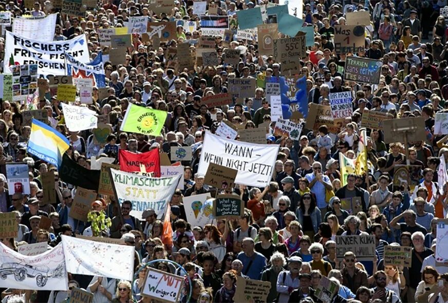 HILJADE LJUDI NA ULICAMA "Pogrebni marš" na klimatskim protestima