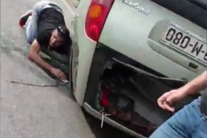 JEZIVA SCENA Automobil završio na krovu nakon strašne nesreće (VIDEO)