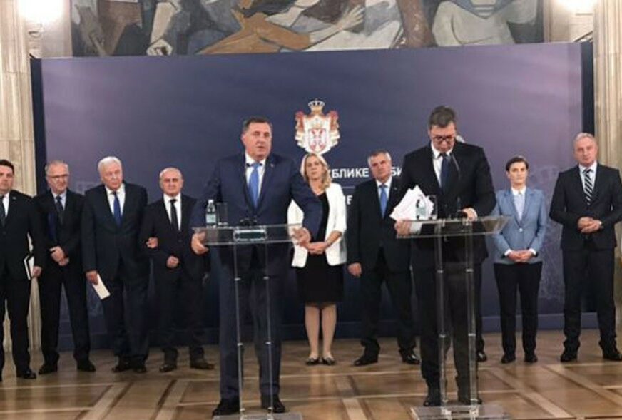 VUČIĆ POD PRITISKOM SMIRUJE TENZIJE Šta smo dobili sastankom lidera partija sa predsjednikom Srbije