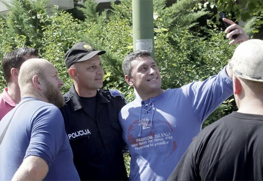 LJUDSKI GEST Specijalci rudarima tokom protesta dijelili hranu i vodu, uslijedio i ZAJEDNIČKI SELFI