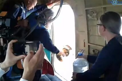 NEĆETE VJEROVATI SVOJIM OČIMA Ruski sveštenici iz aviona vodicom osveštavali grad (VIDEO)