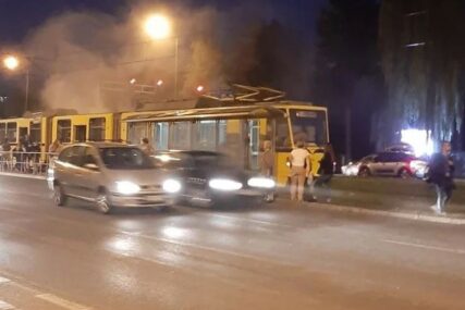 DRAMA U SARAJEVU Zapalio se tramvaj, vozač evakuisao putnike