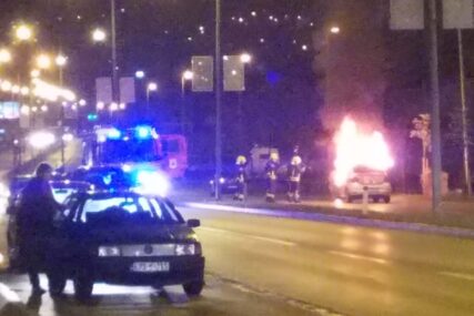 BUKTINJA NA TRANZITU Zapalilo se taksi vozilo u Banjaluci (FOTO)