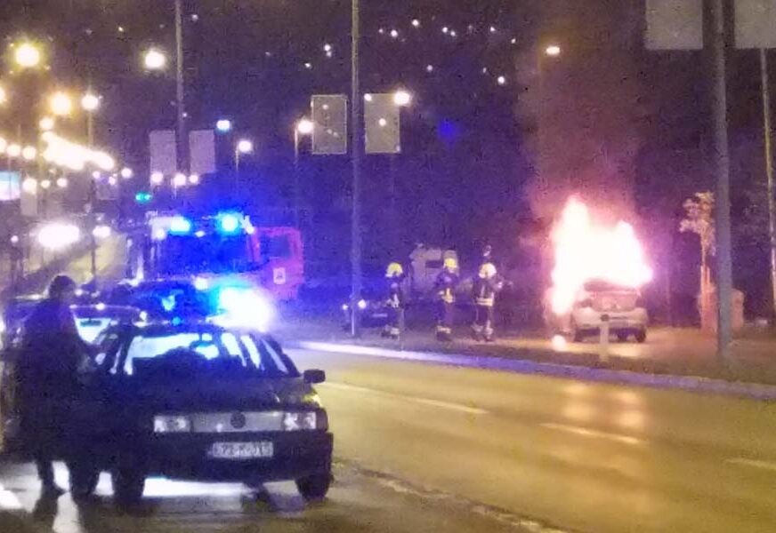 Požar u Tesliću uznemirio građane: Automobil izgorio ispred tržnog centra