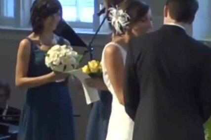 TOTALNI HIT Izabraniku na vjenčanju šapnula šta je uradila, a on je nosio mikrofon (VIDEO)