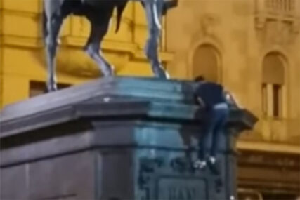NIJE SE DOBRO PROVEO Htio se popeti na spomenik Bana Jelačića, ali se IZBLAMIRAO (VIDEO)