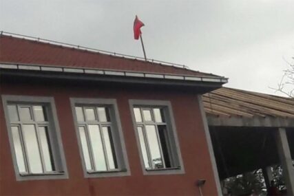 NOVA PROVOKACIJA Zastava Albanije se zavijorila na školi "Kralj Milutin" u Gračanici