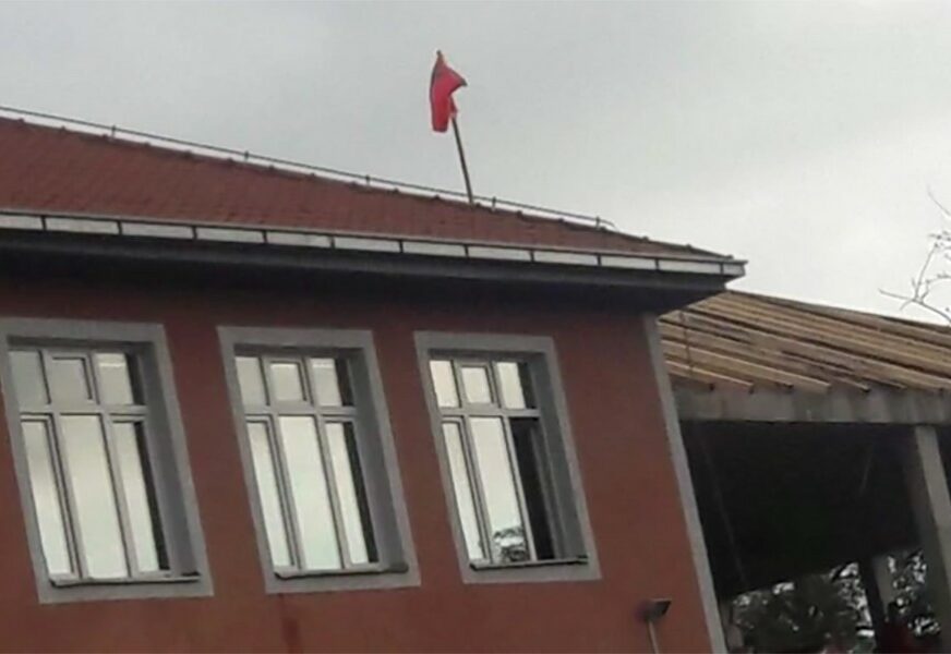 NOVA PROVOKACIJA Zastava Albanije se zavijorila na školi "Kralj Milutin" u Gračanici