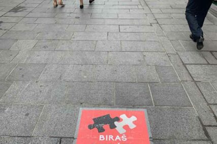 PORUKA NE OTKRIVA MNOGO Riječi na pločniku glavnog šetališta u Sarajevu ZAINTRIGIRALE GRAĐANE
