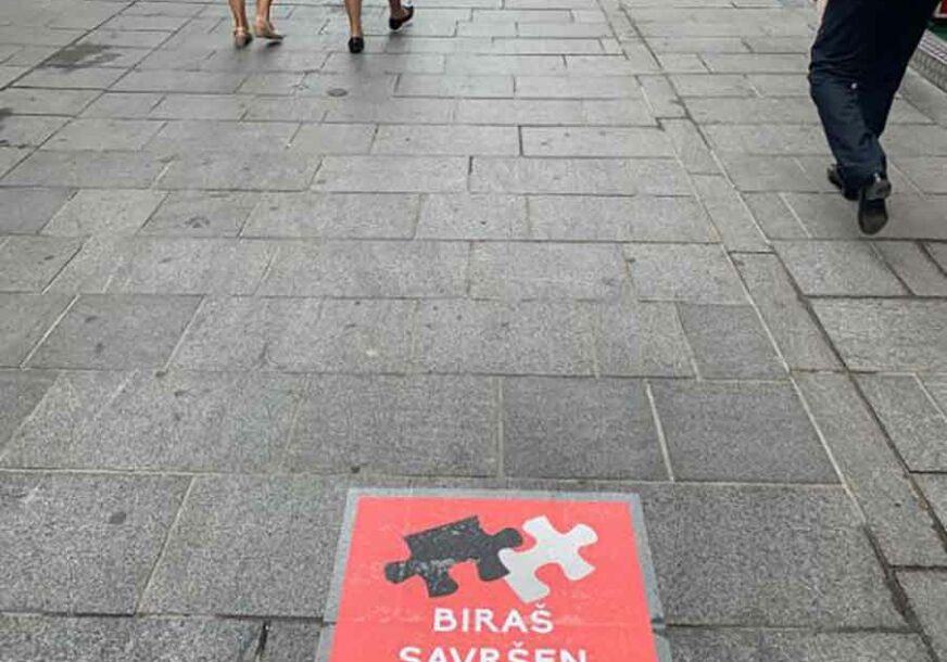 PORUKA NE OTKRIVA MNOGO Riječi na pločniku glavnog šetališta u Sarajevu ZAINTRIGIRALE GRAĐANE