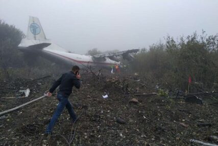 TRAGEDIJA Avion prinudno sletio, poginule četiri osobe (FOTO)