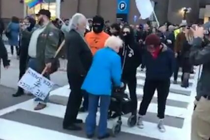 BEZ IMALO POŠTOVANJA Demonstranti napali baku i djeda, nazivali ih NACISTIČKIM OLOŠEM (VIDEO)