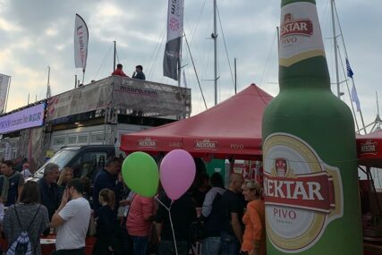 TRADICIONALNO NA REGATI BARCOLANA Italijani godinama uživaju u “Nektar” pivu (FOTO)