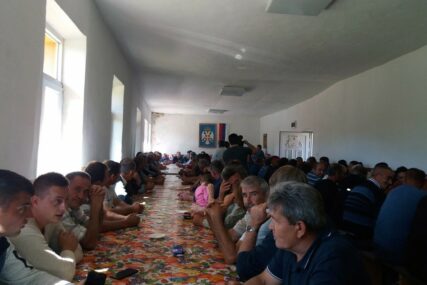 "ZBOG MIGRANATA SE OSJEĆAMO UGROŽENO" Mještani sela u okolini Bileće održali protestno okupljanje
