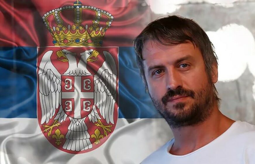Branislav Trifunović je pocijepao srpsku zastavu u predstavi i nastao je PRAVI HAOS