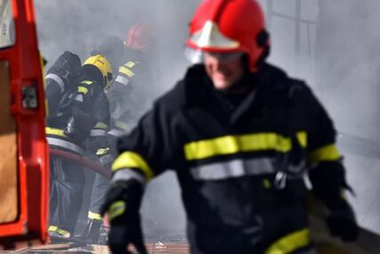 POŽAR U KUĆI Vatrogasci izvukli jednu osobu iz plamena, davala je znake života
