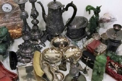 CARINICI U ŠOKU Pronašli mnoštvo predmeta od antikvitetne vrijednosti u torbi Beograđanina