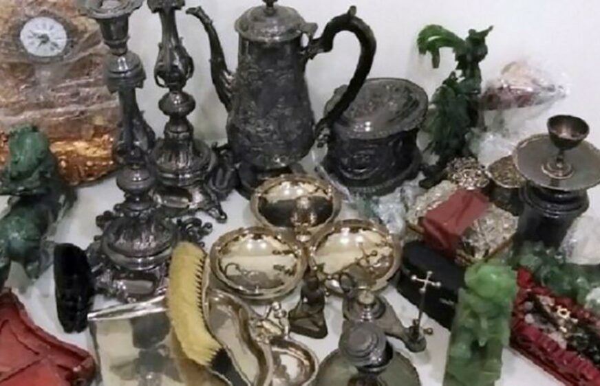 CARINICI U ŠOKU Pronašli mnoštvo predmeta od antikvitetne vrijednosti u torbi Beograđanina