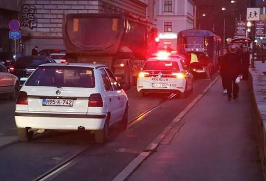 KOLAPS U SAOBRAĆAJU U SARAJEVU Jedna osoba povrijeđena u sudaru tramvaja, kamiona i dva automobila