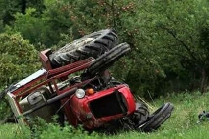 Povrijeđen tinejdžer kada se traktorom zabio u voz: Maloljetnik se nije zaustavio ispred pružnog prelaza