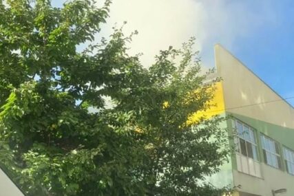 ZAPALIO SE KROV Požar na objektu Klasa u Sarajevu, tri vatrogasne ekipe na terenu