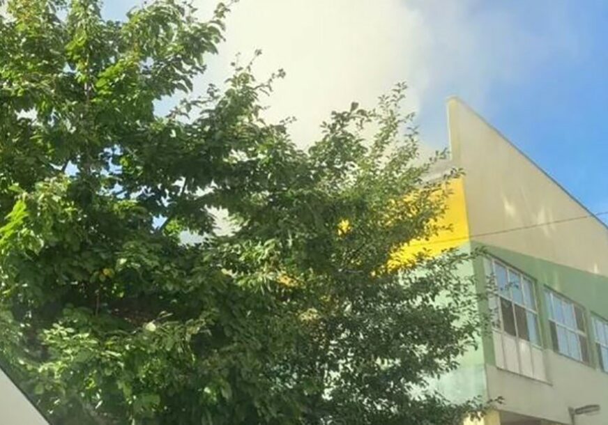 ZAPALIO SE KROV Požar na objektu Klasa u Sarajevu, tri vatrogasne ekipe na terenu