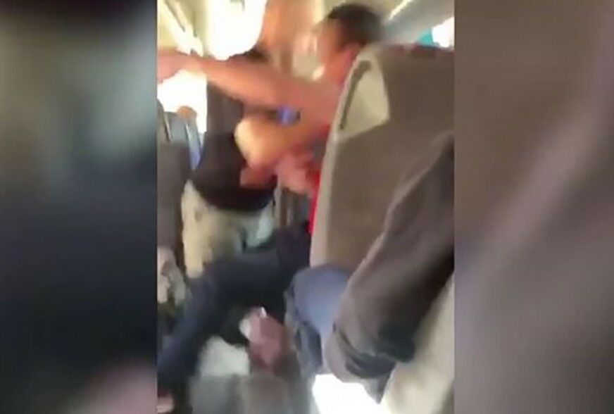 TRAŽIO DA MU DONESU JOŠ PIVA Pijan vrijeđao putnike u autobusu pa završio KRVAVE GLAVE (VIDEO)