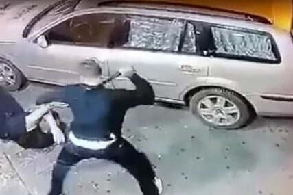 BRUTALNO NASILJE U VRANJU Kolima udarili muškarca na ulici, pa ga tukli PENDRECIMA (VIDEO)