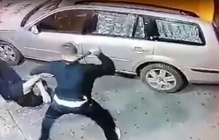 BRUTALNO NASILJE U VRANJU Kolima udarili muškarca na ulici, pa ga tukli PENDRECIMA (VIDEO)