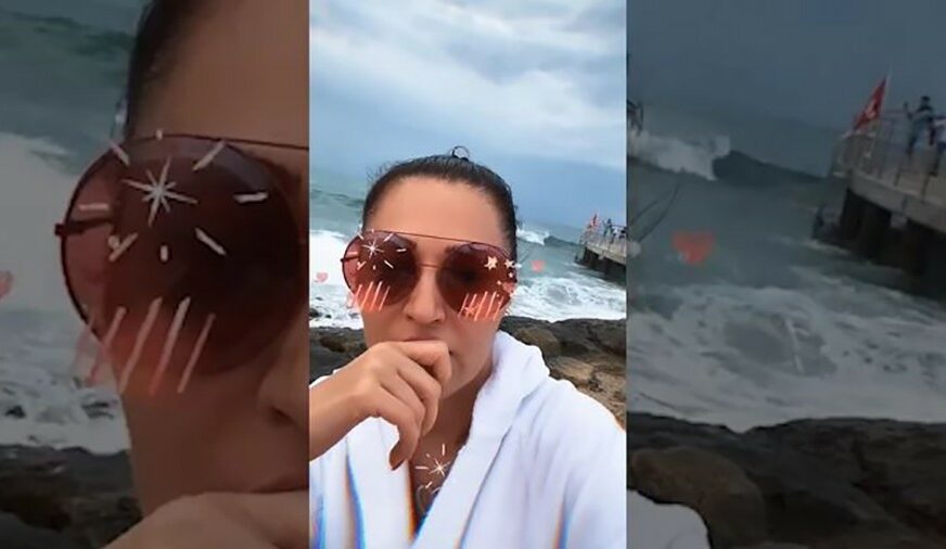 PUNI BATERIJE PRED SVADBU Ceca uživa u ČARIMA MORA, u opuštenom izdanju šeta plažom (VIDEO)