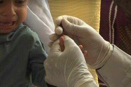 KOPAO PO SMEĆU DA NAĐE IGLU Doktor iz pakla 900 djece zarazio HIV virusom (VIDEO)
